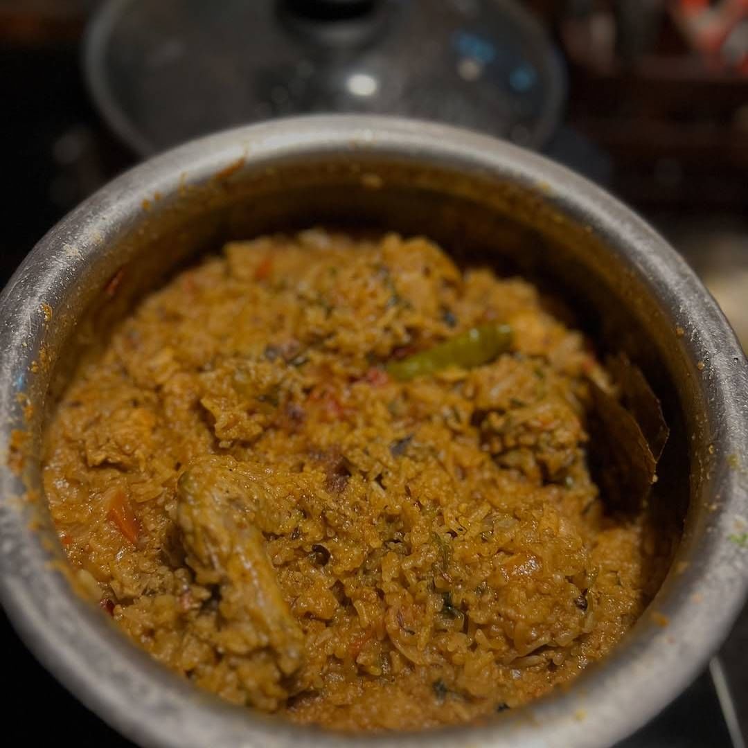 सोशल मीडियावर अनिकेत नावाच्या मुलाला त्याची बायको विविध पदार्थ बनवून खायला देते. त्यामुळे तो खूपच नशिबवान असल्याच्या प्रतिक्रिया सतत नेटकऱ्यांकडून येत असतात. परंतु तो अनिकेत काय एकटाच नशीबवान नाही, असं हेमांगी अभिमानानं म्हणतेय.