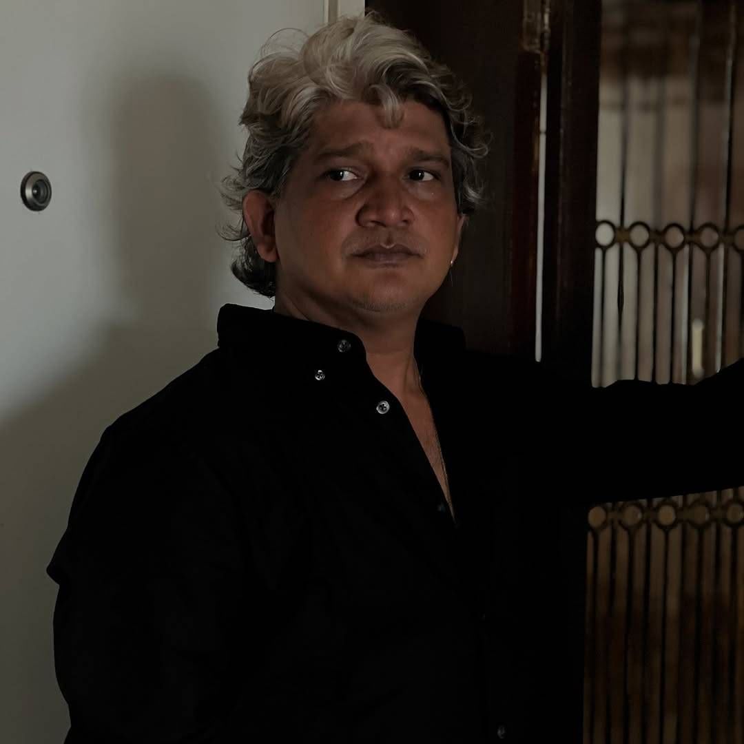 हेमांगीच्या पतीचं नाव संदीप धुमाळ असून तो एक सिनेमॅटोग्राफर आहे. या दोघांचं लव्ह-मॅरेज झालं असून एका चित्रपटाच्या सेटवर त्यांची पहिल्यांदा ओळख झाली होती. संदीप अत्यंत मितभाषी, शांत आणि संयमी असल्याचं हेमांगीने एका मुलाखतीत सांगितलं होतं.