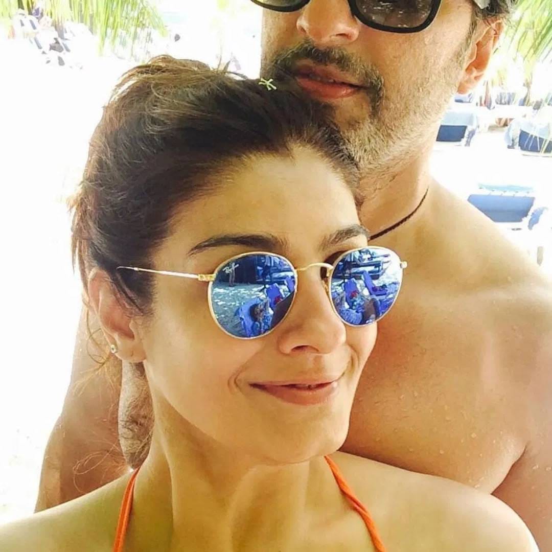 रवीना टंडनने आपल्या नातावाच नाव रुद्र ठेवलय. त्याच्यासोबत अनेकदा रवीना इन्स्टाग्रामवर फोटो शेअर करत असते. दत्तक घेतलेल्या मुलींशिवाय अभिनेत्रीला दोन मुलं आहेत, राशा आणि रणबीर. या वर्षाच्या सुरुवातीला तिच्या मुलीने अभिनयात डेब्यू केला.  