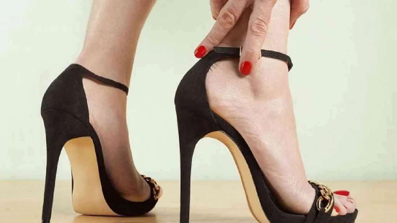 हिल्स आधी पुरुष घालत होते, आता महिलांचा फॅशन स्टेटमेंट कसा बनला? हिल्स आधी पुरुष घालत होते, आता महिलांचा फॅशन स्टेटमेंट कसा बनला?