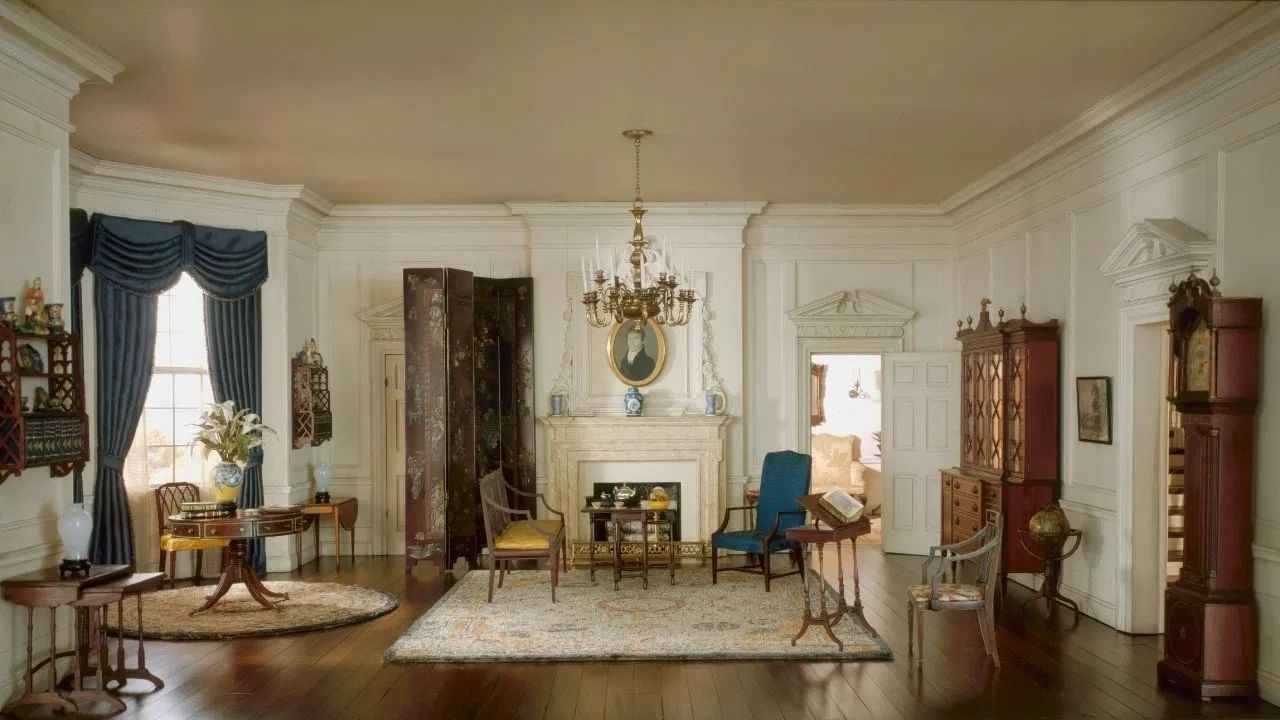 घरातील नकारात्मक ऊर्जा काढून टाकण्यासाठी, सर्वप्रथम मीठ घाला आणि संपूर्ण घर स्वच्छ करा. यामुळे जुनी नकारात्मकता दूर होते आणि घराला ऊर्जा मिळते.