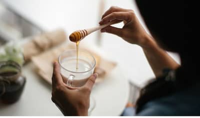 साखर की मध, दुधात काय मिसळून पिणे आरोग्यासाठी योग्य? जाणून घ्या