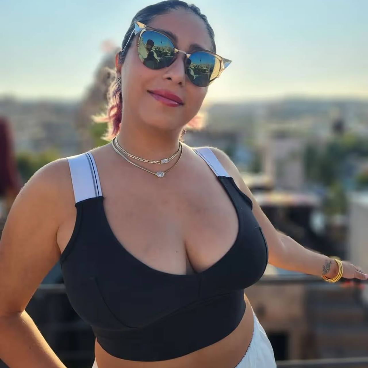 भारती सिंह आणि हर्ष लिंबाचिया सोबत बोलताना नेहाने सांगितलं की, समीरला भेटण्याआधी तिने अनेक खराब पुरुषांना डेट केलय. समीरला भेटल्यानंतर मला जाणवलं की, लग्न करीन तर याच मुलाशी. मी आधीपासून ओळखत होती. पण प्रेम नव्हतं. ते म्हणतात ना, तुम्ही तुमच्या प्रिन्सला भेटण्याआधी भरपूर साऱ्या बेडकांना किस करता.  