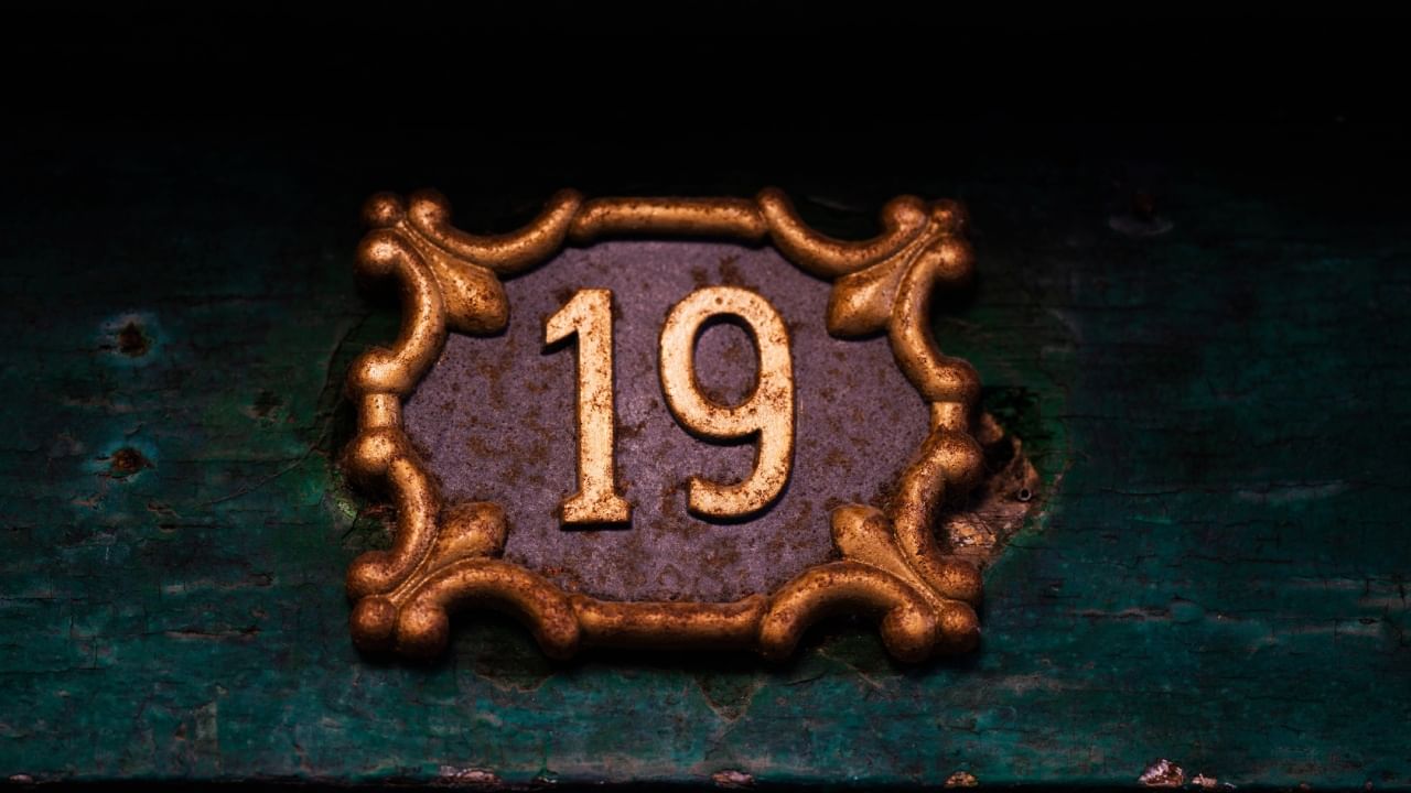 तसेच यामुळे पती-पत्नीच्या नात्यात दुरावा येतो. ते एकमेकांशी बोलत नाहीत, त्यामुळे नात्यांमध्ये पोकळी निर्माण होते. त्यासोबतच अशुभ घरात राहणाऱ्यांना छोटे-मोठे अपघात होण्याची शक्यता वाढते. तुमच्या घरात सकारात्मक ऊर्जा असणं खूप गरजेचं आहे, तरच तुमच्या कुटुंबात भरभराट येते.