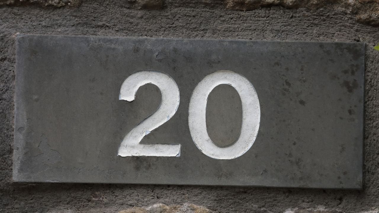 तुमच्या घराचा नंबर शुभ असणं अत्यंत महत्त्वाचं आहे, कारण त्यामुळेच तुमच्या कुटुंबात आनंद आणि शांती नांदते. पण जर तुमचे घर अशुभ असेल तर मात्र तुम्हाला अनेक अडचणी येऊ शकतात.  जर तुमच्या घराचा नंबर तुमच्यासाठी अशुभ असेल, तर तुमच्या आयुष्यात काही अनपेक्षित अडचणी येऊ शकतात.