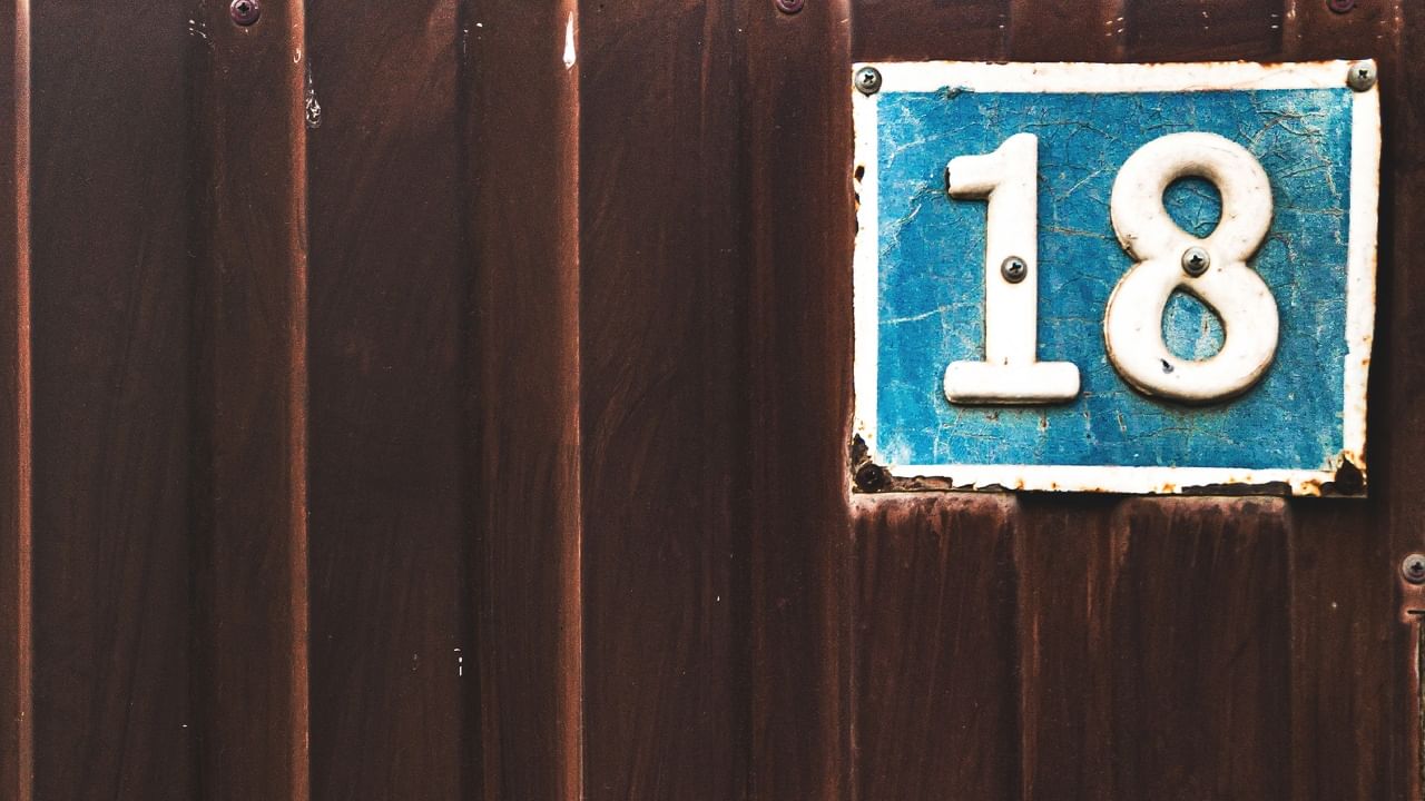 अंकशास्त्रानुसार तुमच्या घराचा क्रमांक तुमच्या जीवनावर प्रचंड प्रभाव टाकतो. प्रत्येक अंकाचं स्वतःचं एक रहस्य असतं, जे तुमच्या सुख-समृद्धीवर परिणाम करतं. जर तुमच्या घराचा नंबर तुमच्यासाठी 'लकी चार्म' ठरला, तर नक्कीच तुम्हाला सकारात्मक फळं मिळतात.