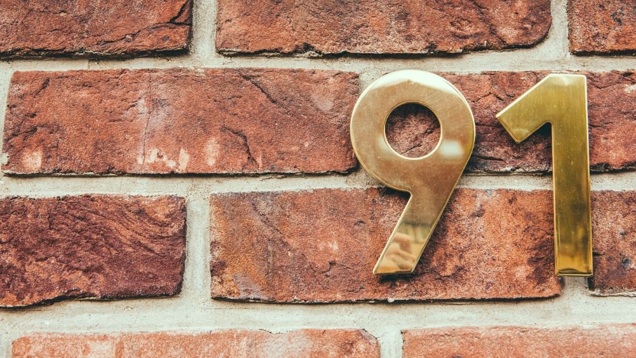 पण घर बदलणं शक्य नसेल तर काळजी करू नका. तुम्ही तुमच्या सध्याच्या घराच्या क्रमांकामध्ये एखादं इंग्रजी अक्षर जोडून ते भाग्यांकाशी जुळवून घेऊ शकता. उदा तुमच्या 
घराचा नंबर जर 5 असेल तुम्ही '5A' किंवा '5B' असे घराला नाव देऊ शकता. यामुळे तुमच्या घराचा नंबर तुमच्या भाग्यांकाशी जुळेल. हा उपाय अत्यंत प्रभावी मानला जातो. असं केल्याने तुमच्या घरात कौटुंबिक सुख नांदेल. तसेच धन संपत्तीही वाढेल. 