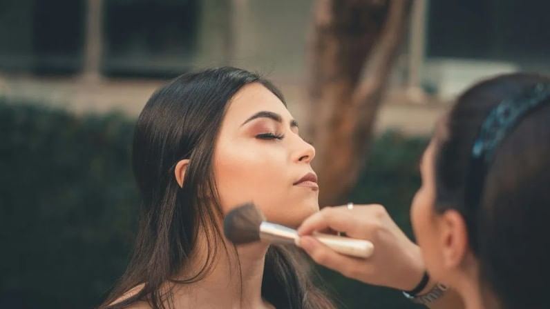 तालिबानच्या म्हणण्यांनुसार इस्लाममध्ये ब्युटी पार्लर हराम आहे. इस्लाममध्ये हराम असणाऱ्या अनेक सेवा ब्युटी पार्लरच्या माध्यमातून दिल्या जातात, असा तालिबानचा दावा आहे.