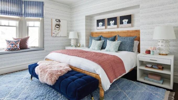 वास्तूशास्त्रानुसार बेडरुमची रचना केल्यास तुम्हाला चांगला फायदा होऊ शकतो. बेडरुम ही अशी जागा आहे, जिथे चुकूनही काही वस्तू ठेवू नयेत. या वस्तू बेडरुममध्ये ठेवल्या तर तुम्हाला फटका बसू शकतो. 