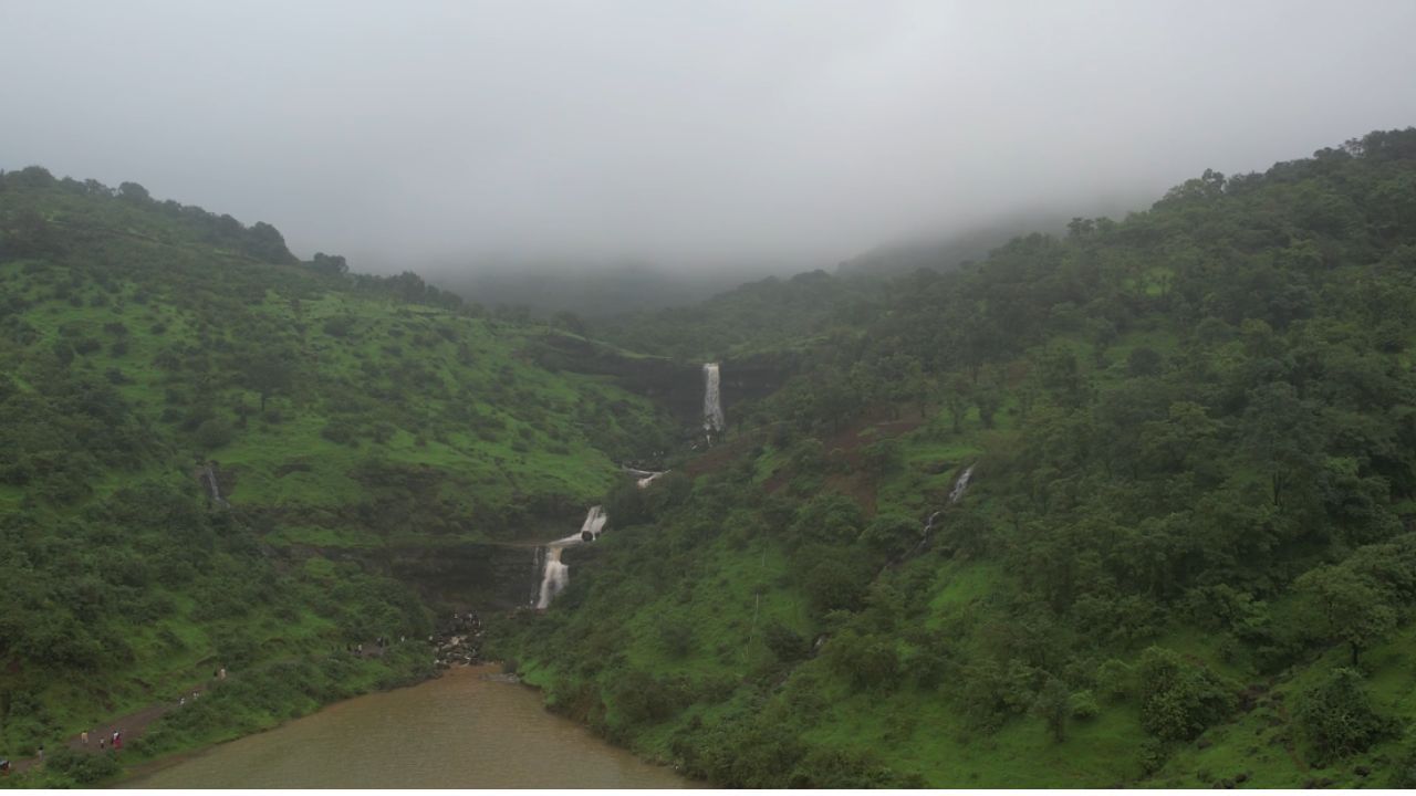 मुंबईपासून जवळपास १२५ किलो मीटर अंतरावर असलेल्या इगतपुरी शहराला फॉग सिटी म्हणून ओळखले जाते. येथील घाटन देवी मंदिराजवळ फॉग पाईंटच आहे. या ठिकाणी वर्षांतून आठ महिने धूके असते. राज्यभरातून पर्यटक या ठिकाणी येत असतात. 