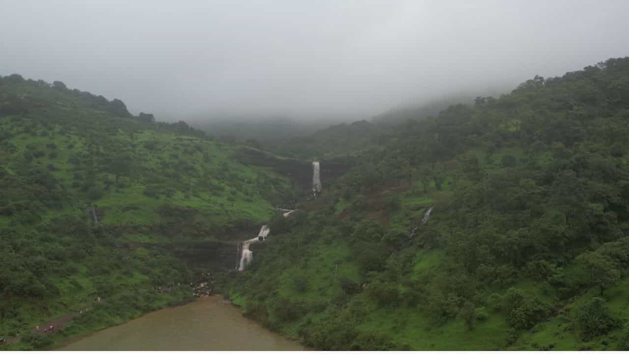 मुंबईपासून जवळपास १२५ किलो मीटर अंतरावर असलेल्या इगतपुरी शहराला फॉग सिटी म्हणून ओळखले जाते. येथील घाटन देवी मंदिराजवळ फॉग पाईंटच आहे. या ठिकाणी वर्षांतून आठ महिने धूके असते. राज्यभरातून पर्यटक या ठिकाणी येत असतात.