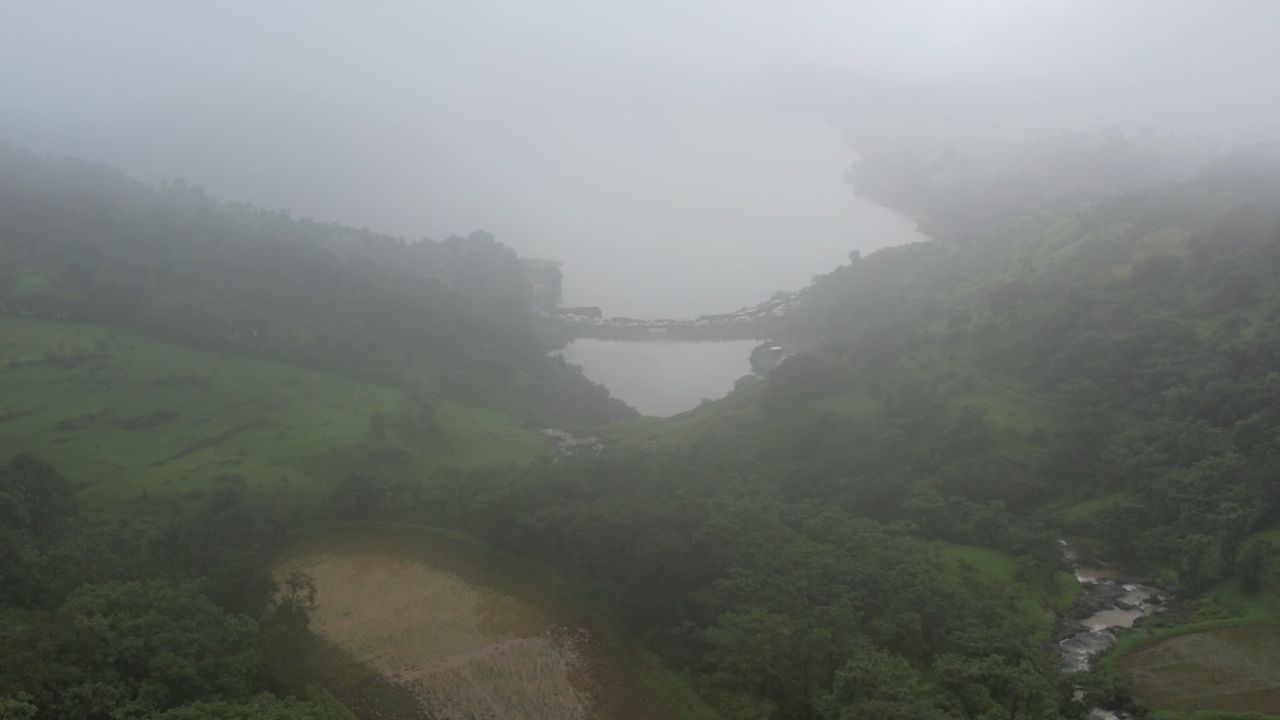 इगतपुरीचा भावली धबधबा पर्यटकांसाठी हॉट डेस्टिनेशन आहे. येथील अद्भूत दृश्य डोळ्यांत साठवण्यासाठी पर्यटक या ठिकाणी येत असतात. शेकडो मीटर उंचीवरून हा धबधबा कोसळत असल्याने पर्यटकांना खुणावू लागला आहे.