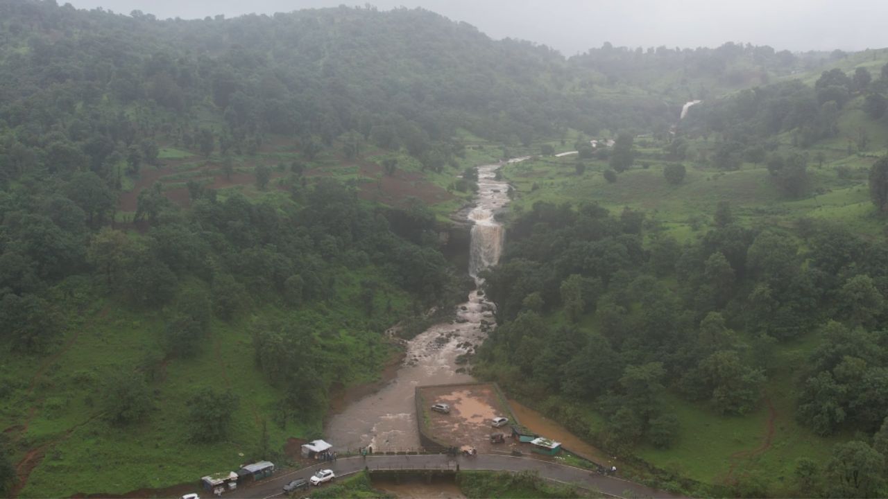 मुंबईवरुन इगतपुरीला जाताना लागणारा कसारा घाट परिसर हा नेहमीच पर्यटकांसाठी सुखावह पर्यटनाचा अनुभव ठरतो. पावसाळ्यात या घाटातून अनेक धबधबे वाहताना दिसतात. सर्वत्र दाट वनराई आणि त्यात हिरवेगार डोंगर असा अनुभव पर्यटकांना येतो.