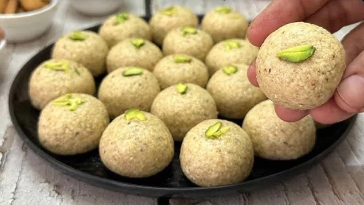 उपवासाच्या काळात गोड पदार्थ खावेसे सर्वांनाच वाटते. भारतात उपवासाच्या काळात खाण्यासाठी विविध प्रकारचे लाडू बनवले जातात. तर शेंगदाण्याचे लाडू कसे बनवतात तुम्हाला माहिती आहे?