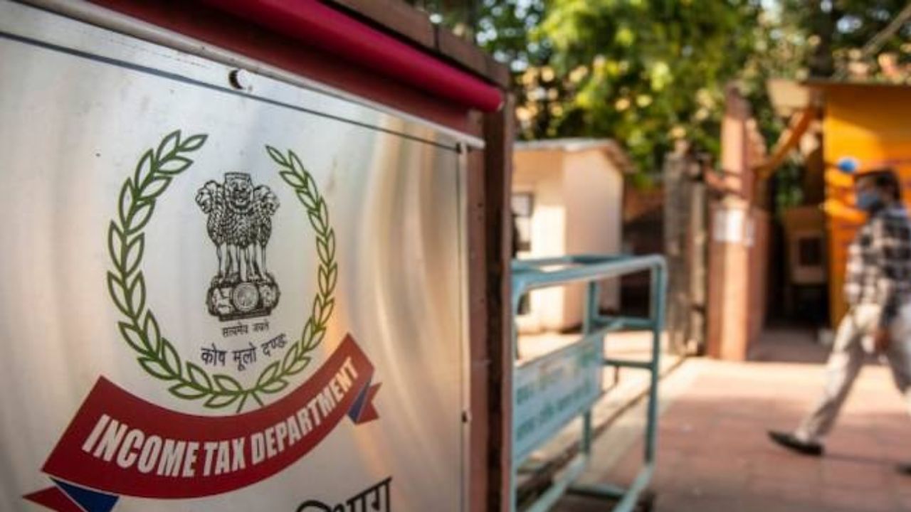 शिंदे गटाला मोठा झटका... दोन बड्या नेत्यांना आयकर विभागाची नोटीस, शिवसेनेतून पहिली प्रतिक्रिया काय? शिंदे गटाला मोठा झटका... दोन बड्या नेत्यांना आयकर विभागाची नोटीस, शिवसेनेतून पहिली प्रतिक्रिया काय?