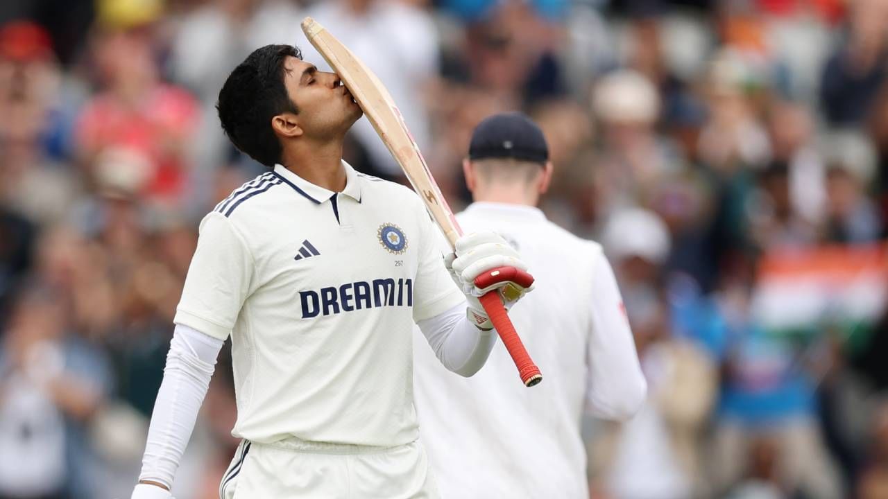 अँडरसन तेंडुलकर कसोटी मालिकेत भारत 1-2 ने पिछाडीवर आहे. पण आतापर्यंत झालेल्या चारही सामन्यात चांगली कामगिरी केली आहे. भारतीय फलंदाजांनी एका खास विक्रमाची बरोबरी केली आहे. 46 वर्षानंतर भारतीय फलंदाजांनी एकाच मालिकेत 11 शतकं झळकावली आहे. (Photo- BCCI)