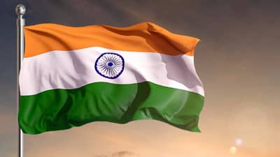 तिरंगा बनण्यापूर्वी किती डिझाईन्स तयार करण्यात आले होते? तो सर्वात आधी कुणी फडकवला होता?