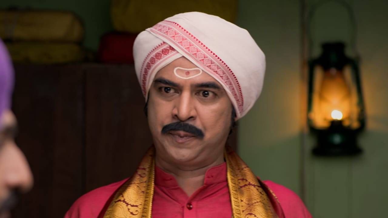 स्वतःला ज्ञानी, कर्मनिष्ठ मानणाऱ्या मधुकरचा आत्मविश्वास ठाम आहे की हाच क्षण त्याच्यासाठीच आहे. यज्ञ, होम, विधी आणि कर्मकांड यांतूनच तो ईश्वरप्राप्तीचा मार्ग शोधतो. त्याच्या श्रद्धेला गरिमा आहे पण अहंकाराचं सावटही आहे. तर दुसरीकडे आहे सुदाम शेतात राबणारा, देवळात कधीही न गेलेला, पण गुरूचं नाम मनापासून घेत राहणारा एक शेतकरी. त्याची श्रद्धा गूढ आहे कारण ती प्रदर्शनातून नव्हे तर कर्मातून व्यक्त होते. 
