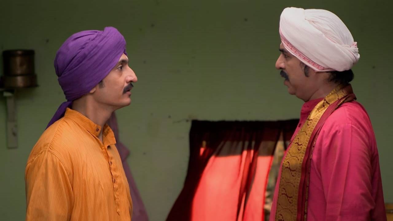 एकीकडे पारंपरिक कर्मकांडांवर विश्वास ठेवणारा प्रतिष्ठित ब्राह्मण आणि दुसरीकडे श्रम करताना अखंड नाम घेणारा एक साधा शेतकरी.. यांच्यातील अदृश्य वैचारिक संघर्ष अक्कलकोटच्या अध्यात्मिक वातावरणात गूढतेचं सावट निर्माण करतात. गावभर गुरुपौर्णिमेची जय्यत तयारी सुरू असताना, अक्कलकोट स्वामींच्या एका अनपेक्षित निर्णयामुळे सर्व भक्तगण आणि सेवेकरी चक्रावून गेले आहेत. 
