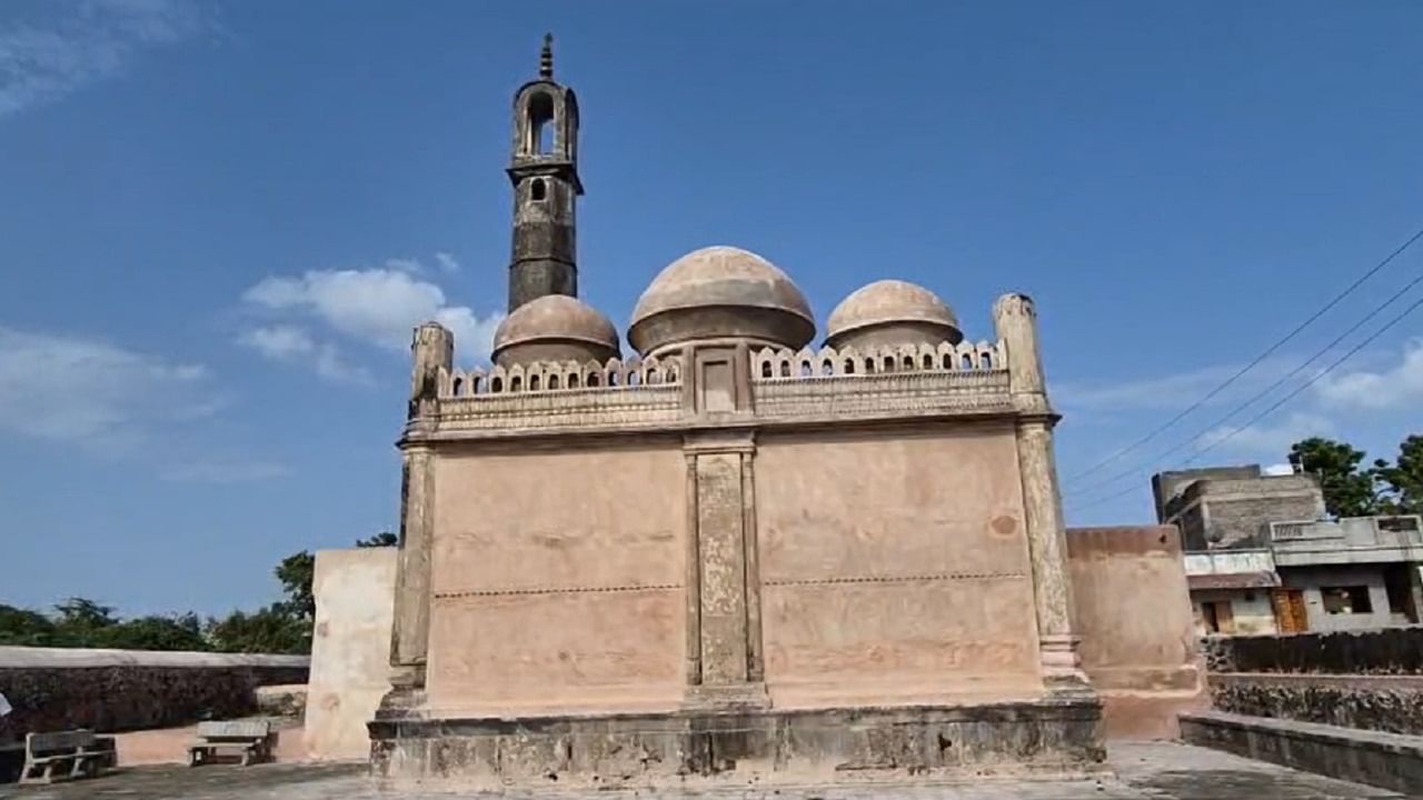 इटलीतील जगप्रसिद्ध 'पिसाच्या झुकत्या मनोऱ्या' प्रमाणेच, एरंडोल तालुक्यातील फरकांडे येथे दोन अद्भुत झुलते मनोरे प्रसिद्ध असून तब्बल 500 वर्ष पुरातन ही वास्तू आहे