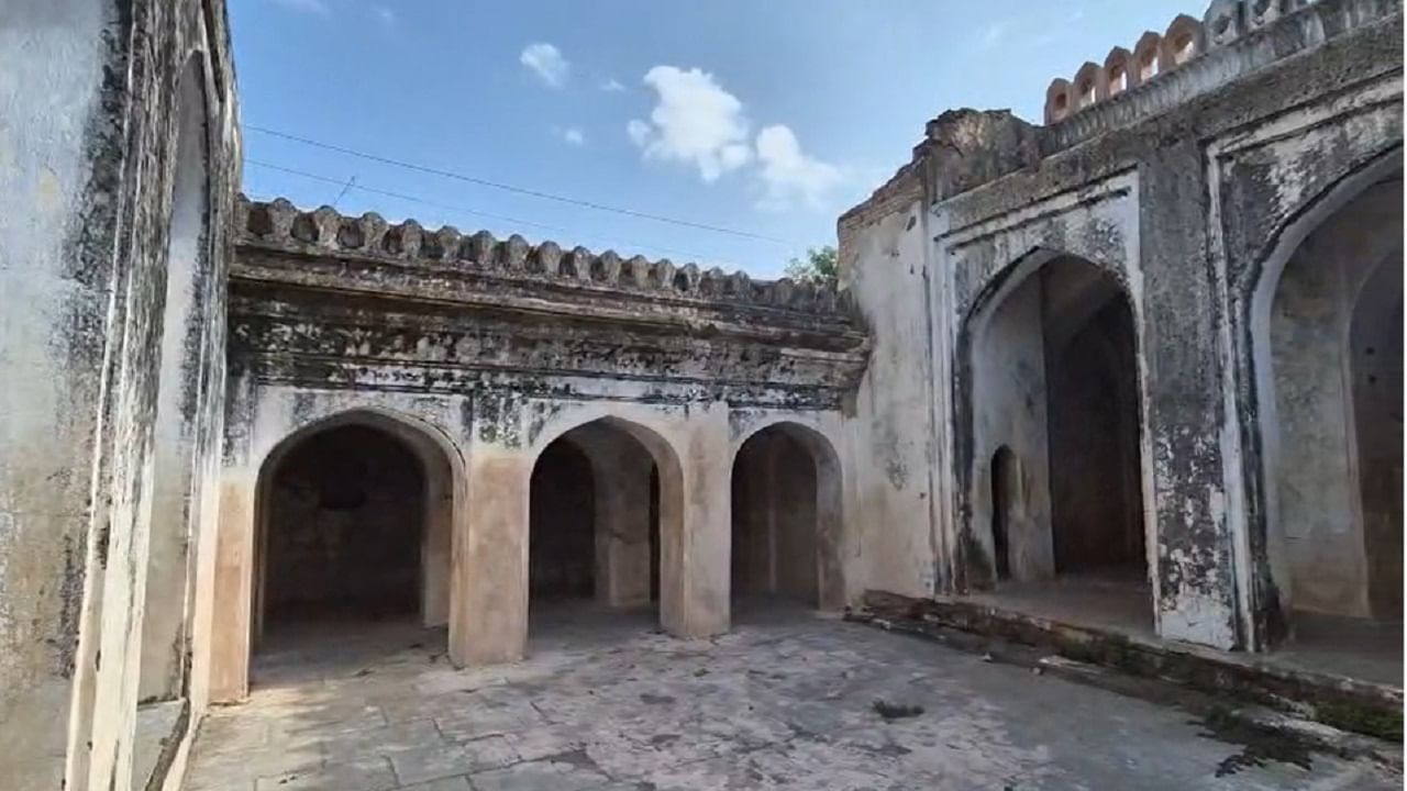 एक मनोरा हलवल्यास दुसरा मनोराही हलतो! असे या मनोऱ्यांचे वैशिष्ट्य असून मनोऱ्यांची स्थापत्यकला आजही संशोधकांसाठी एक गूढ आहे. मात्र सरकारी दुर्लक्षामुळे 1991 मध्ये यापैकी एक मनोरा कोसळला, तर दुसरा अजूनही तग धरून आहे