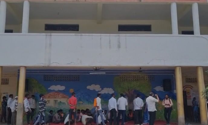 शाळेत भूत दिसल्याने विद्यार्थीनी बेशुद्ध पडली, आदिवासी शाळेतील घटनेने खळबळ