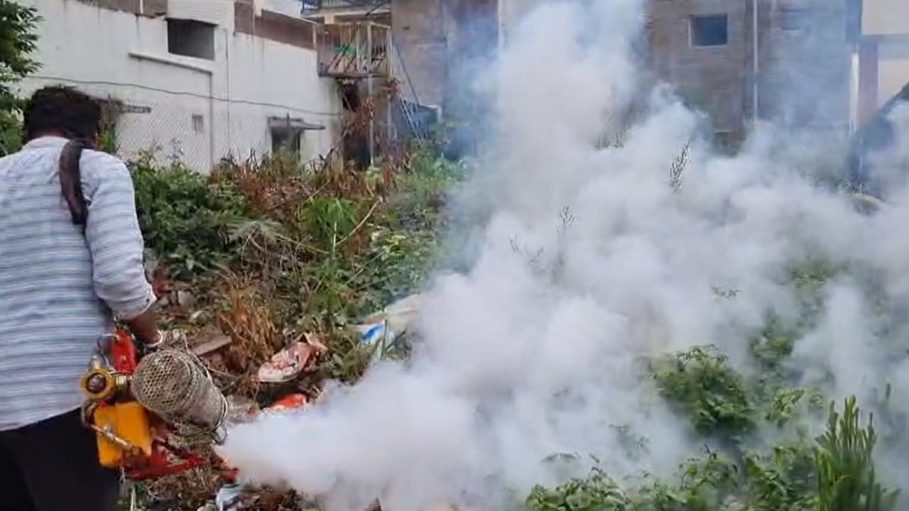 छत्रपती संभाजीनगर शहरात डेंग्यूची साथ पसरत असतानाही महापालिकेकडून पाहिजे त्या प्रमाणात फवारणी आणि इतर प्रतिबंधात्मक उपाययोजना केल्या जात नसल्याचे चित्र आहे. यामुळे नागरिकांमध्ये नाराजी व्यक्त होत आहे.