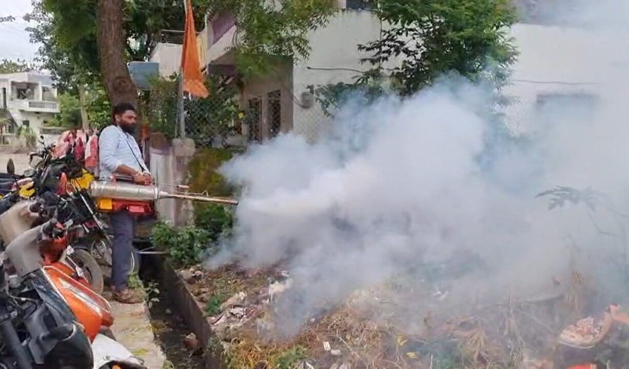 याच पार्श्वभूमीवर महापालिकेचे माजी नगरसेवक जितेंद्र मराठे यांनी पुढाकार घेऊन संभाजीनगरसह परिसरातील विविध भागांमध्ये प्रतिबंधात्मक फवारणी मोहीम हाती घेतली आहे.