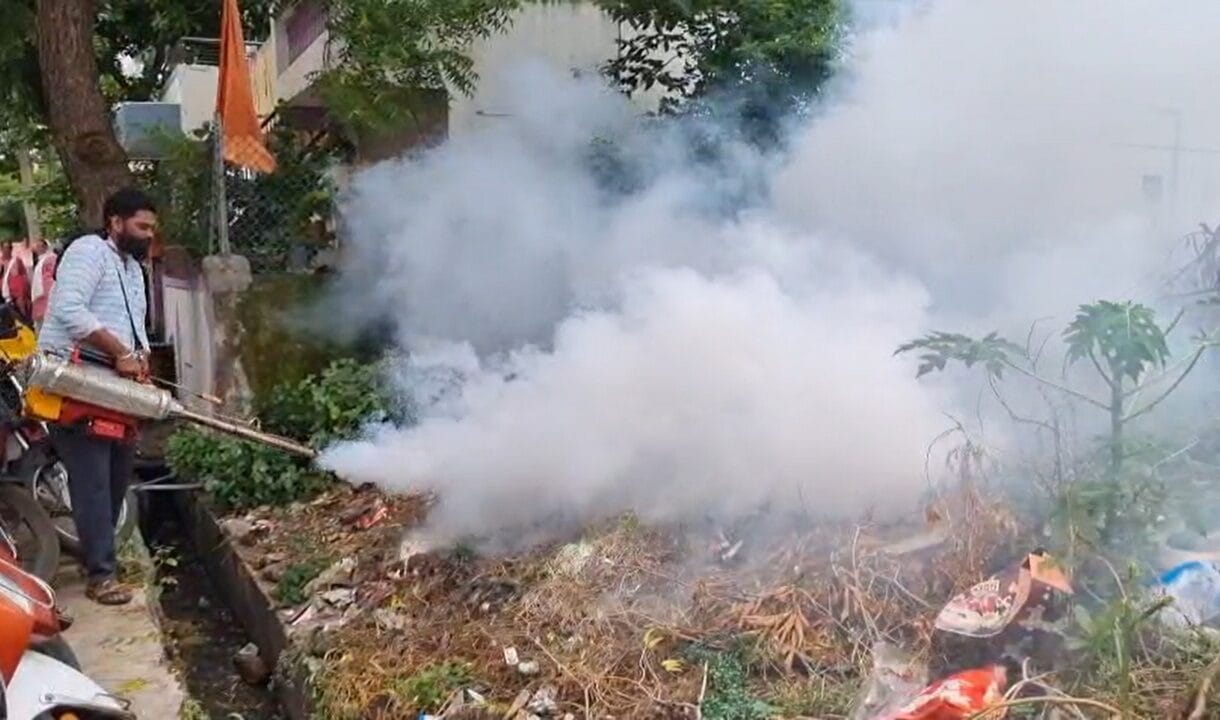 विशेषतः संभाजीनगर परिसरात डेंग्यूचा एक रुग्ण आढळल्याने या भागातील नागरिकांमध्ये चिंतेचे वातावरण आहे. डेंग्यूचा वाढता धोका लक्षात घेता, महापालिकेकडून प्रतिबंधात्मक उपाययोजनांमध्ये दुर्लक्ष होत असल्याचा आरोप होत आहे.