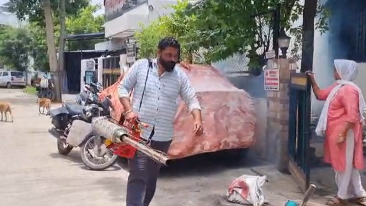  सध्या डेंग्यूचा वाढता धोका लक्षात घेता, महापालिकेने तातडीने उपाययोजना कराव्यात आणि शहरातील इतर भागांमध्येही फवारणी मोहीम राबवावी, अशी मागणी नागरिकांकडून केली जात आहे.