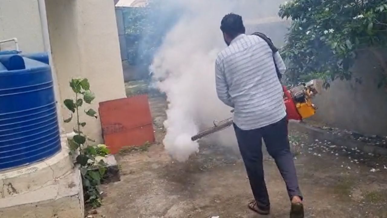 संभाजीनगरमध्ये डेंग्यूचा रुग्ण आढळल्यानंतर, जितेंद्र मराठे यांनी तात्काळ दखल घेतली. त्यांच्या माध्यमातून परिसरातील मोकळे भूखंड, अपार्टमेंट्स आणि घराघरात जाऊन डेंग्यू प्रतिबंधक फवारणी केली जात आहे.