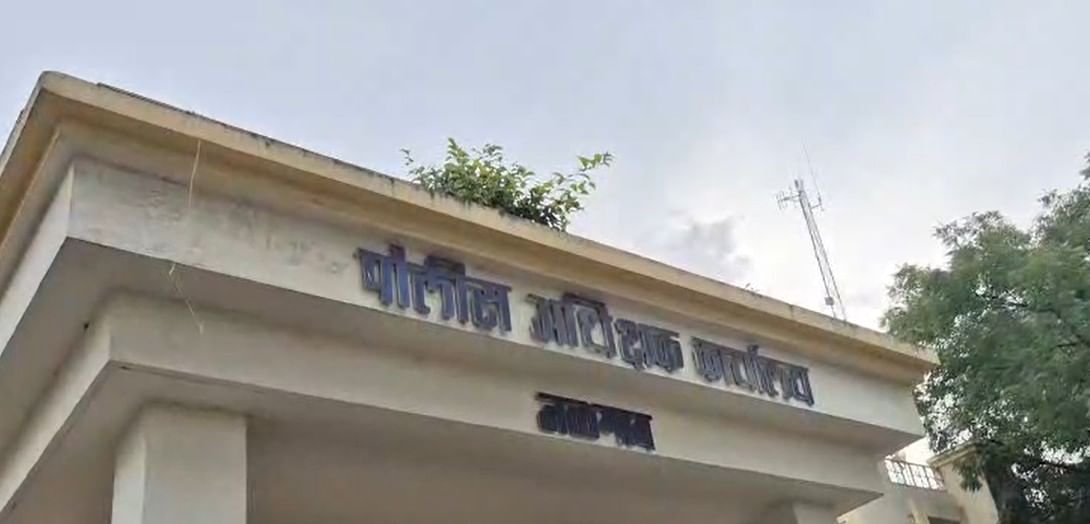 सरकारी लाल दिव्याच्या वाहनातील तसेच तहसीलदारांच्या खुर्चीवर बसलेले फोटो पाठवून अधिकारी असल्याचे सांगत तरुणाने विश्वास संपादन केल्याचे तरुणींनी बोलताना सांगितले. तरुणाचे लग्नदेखील झाले असून त्याच्या पत्नीने घटस्फोटाबाबत नाशिक न्यायालयात खटला दाखल केलेला आहे. नाशिक येथे जाऊन माहिती घेतल्यावर ही बाब समोर आल्याचे तरुणींनी बोलताना सांगितले.