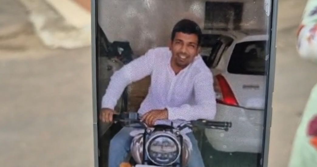 पोस्टिंग करावयाची असल्याचा बहाणा करून दोन तरुणींकडून अनुक्रमे 7 लाख व 8 लाख रुपये असे एकूण 15 लाख उकळून तरुणाने फसवणूक केल्याचेदेखील तरुणींनी बोलताना सांगितले. तरुणाचे सर्व फोटो व पैशाचे पुरावे दोन्ही तरुणींनी जळगावात पोलीस अधीक्षकांकडे सादर केले आहेत. या भामट्याने आतापर्यंत अशाच प्रकारे सहा तरुणींना फसवले अशी माहिती समोर आली आहे.