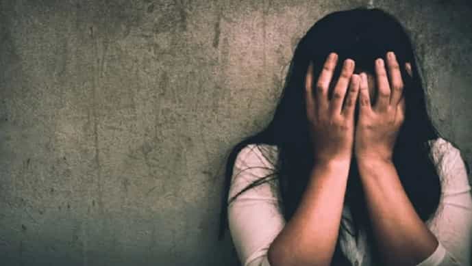 जळगावातील उच्चभ्रू परिसरात प्रोफेसर कॉलनीतील एका घरात सुरू वेश्या व्यवसायावर चालू असल्याचे समजताच पोलिसांनी छापा टाकून कारवाई केली आहे.
