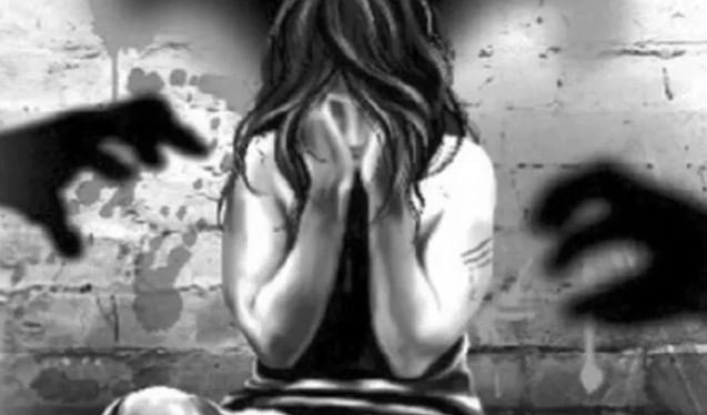 या घरामध्ये एक बांगलादेशी तरुणी मिळून आली असून तिची पोलिसांनी सुटका केली आहे. संबंधित तरुणीला शासकीय आशादिप वस्तीगृहात दाखल करण्यात आले आहे. 