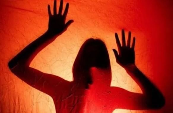 बांगलादेशी तरुणीला डांबून ठेवून कुंटणखाना चालवला जात होता. तशी तक्रार पुण्यातील एका सामाजिक संस्थेने केली होती. दाखल तक्रारीनंतर पोलिसांनी छापा टाकून ही कारवाई केली. 