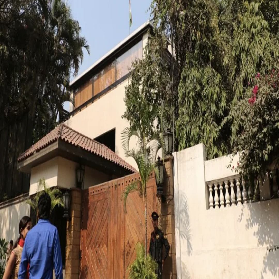 जलसा: जलसा हा तो बंगला आहे जिथे अमिताभ बच्चन त्यांच्या कुटुंबासह राहतात. 1982 मध्ये 'सत्ते पे सत्ता' या चित्रपटाच्या यशानंतर रमेश सिप्पी यांनी हा बंगला त्यांना भेट दिल्याचं वृत्त आहे. या बंगल्याची किंमत एका वर्षापूर्वी 112 कोटी रुपये असल्याचे सांगितले जाते