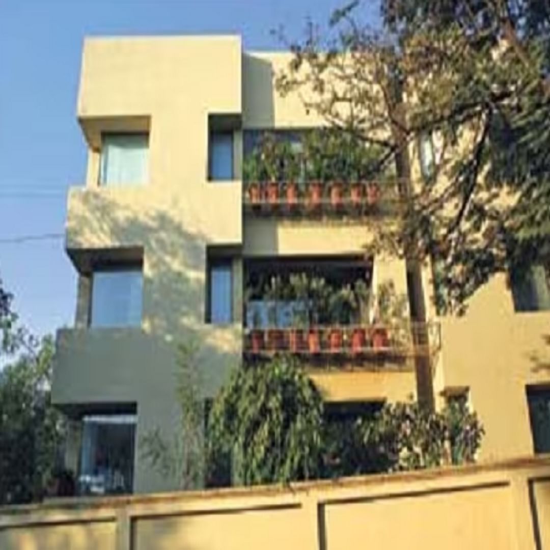 जनक: जलसा पासून सुमारे 50 पावलांवर अमिताभ बच्चन यांचा 'जनक' नावाचा आणखी एक बंगला आहे. हा बंगला अमिताभ आणि अभिषेक बच्चन यांचे ऑफिस आहे. चित्रपटाशी संबंधित सर्व बैठका इथेच होतात. अभिनेत्याने हा बंगला 8 कोटींना खरेदी केला होता. आता त्याची किंमत नक्कीच त्यापेक्षा जास्त असेल.