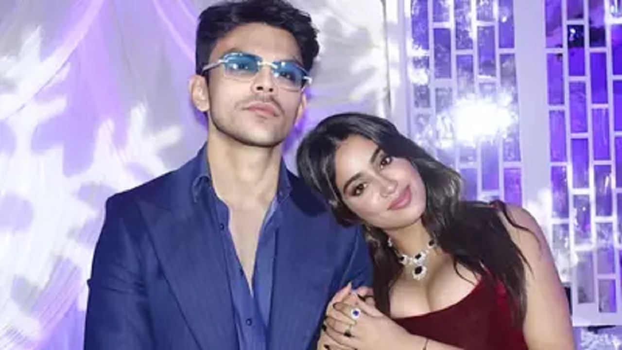 शिखर पहाडिया याच्याबद्दल सांगायचं झालं तर, तो महाराष्ट्राचे माजी मुख्यमंत्री सुशील कुमार शिंदे यांचा नातू आहे. आता चाहत्यांना देखली जान्हवी आणि शिखर यांच्या लग्नाची प्रतीक्षा आहे. 