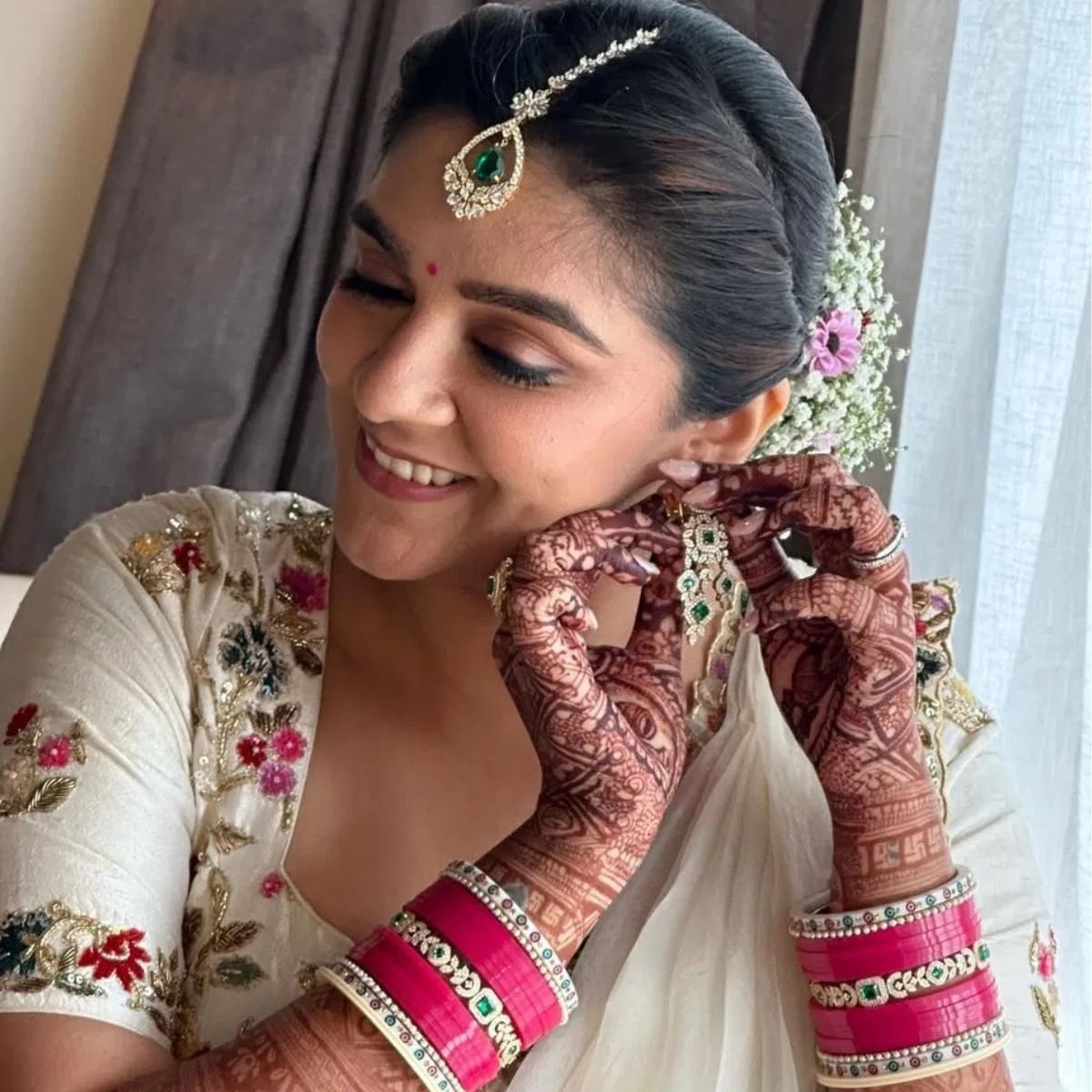 दिलीप जोशी यांच्या सुनेचेच नाही तर त्यांच्या मुलाचेही फोटो व्हायरल होतात. मात्र, सिनेमांमध्ये असूनही ते सोशल मीडियापासून दूर आहेत. 