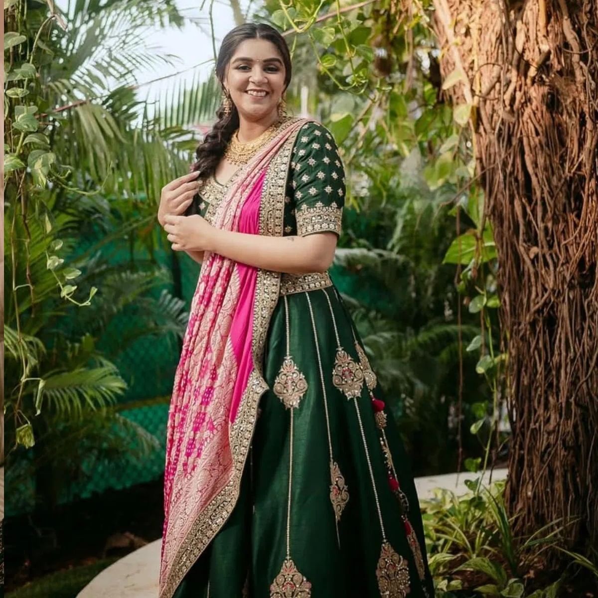 दिलीप जोशी यांचा मुलगा आणि सून इंस्टाग्रामवर नाहीत. पण, त्यांच्या मित्रांनी त्यांच्या लग्नाचे, साखरपुड्याचे आणि इतर कार्यक्रमांचे फोटो शेअर केले होते.  