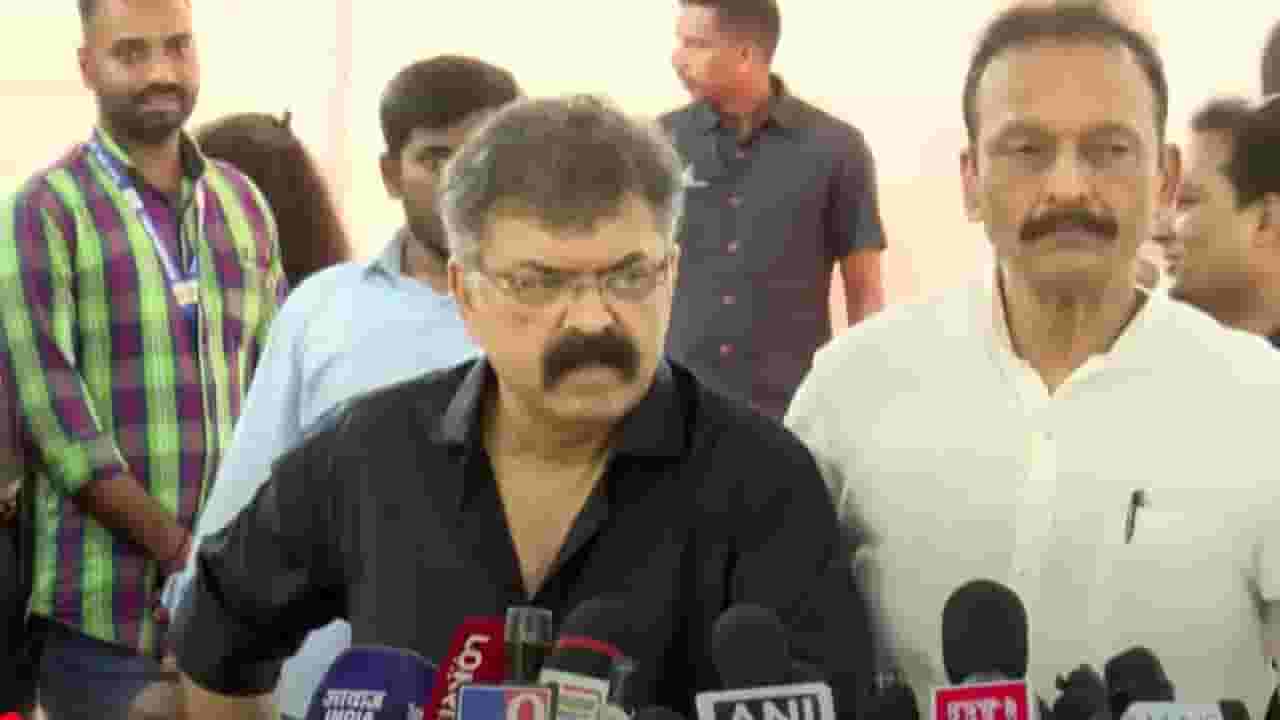 Jitendra Awhad ...तो आमदार खुणावतो अन् मारहाण सुरू होते, आव्हाडांचा रोख नेमका कोणावर? थेट म्हणाले... Jitendra Awhad ...तो आमदार खुणावतो अन् मारहाण सुरू होते, आव्हाडांचा रोख नेमका कोणावर? थेट म्हणाले...