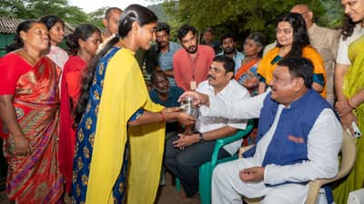 ईशा फाउंडेशनच्या मदतीने आदिवासी महिला बनल्या लक्षाधीश, केंद्रीय मंत्र्यांकडून कौतुकाचा वर्षाव