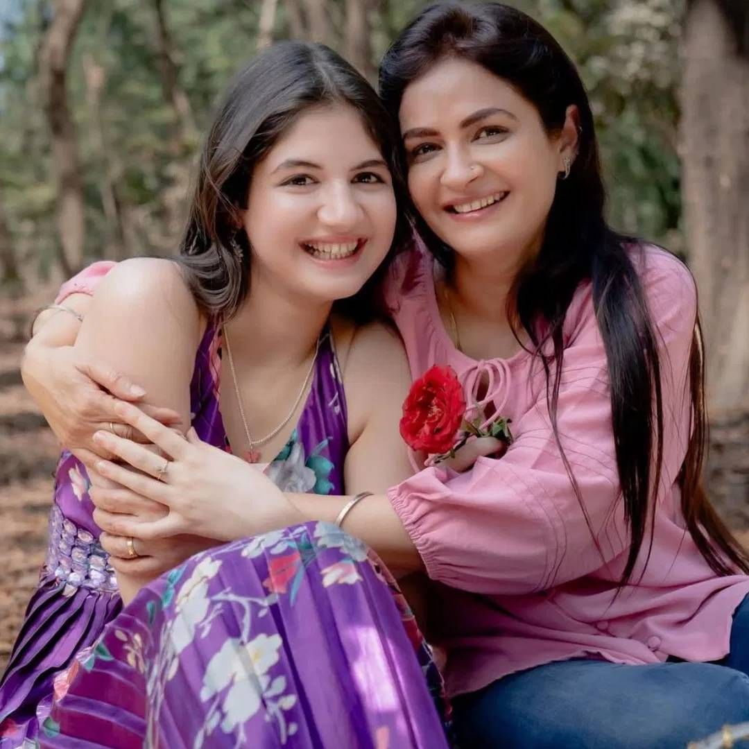 सौंदर्यच नाही, स्टाइलमध्ये सुद्धा काजल मल्होत्रा कुठल्या अभिनेत्रीपेक्षा कमी नाहीय. मुलगी हर्षाली सोबत ती सुद्ध खूप पॉपुलर झाली आहे. काजल यांचं इन्स्टाग्राम अकाऊंट प्रायव्हेट आहे. पेशाने काजल मल्होत्रा इंटीरियर डिजायनर आहे. त्या मुलीच सुद्धा इन्स्टाग्राम अकाऊंट संभाळतात.  