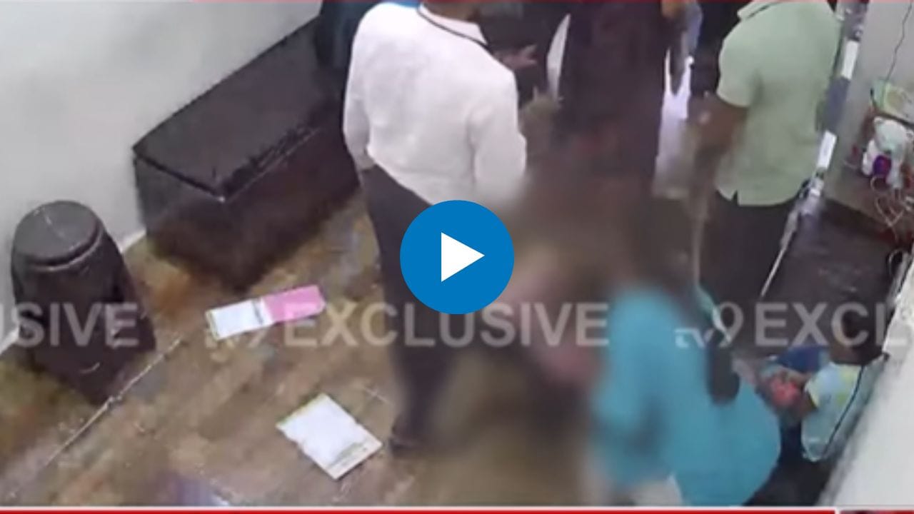 पोटात लाथाबुक्क्या मारल्या, केस ओढले अन्.. ; मराठी तरुणीला परप्रांतीयाकडून मारहाण | VIDEO पोटात लाथाबुक्क्या मारल्या, केस ओढले अन्.. ; मराठी तरुणीला परप्रांतीयाकडून मारहाण | VIDEO