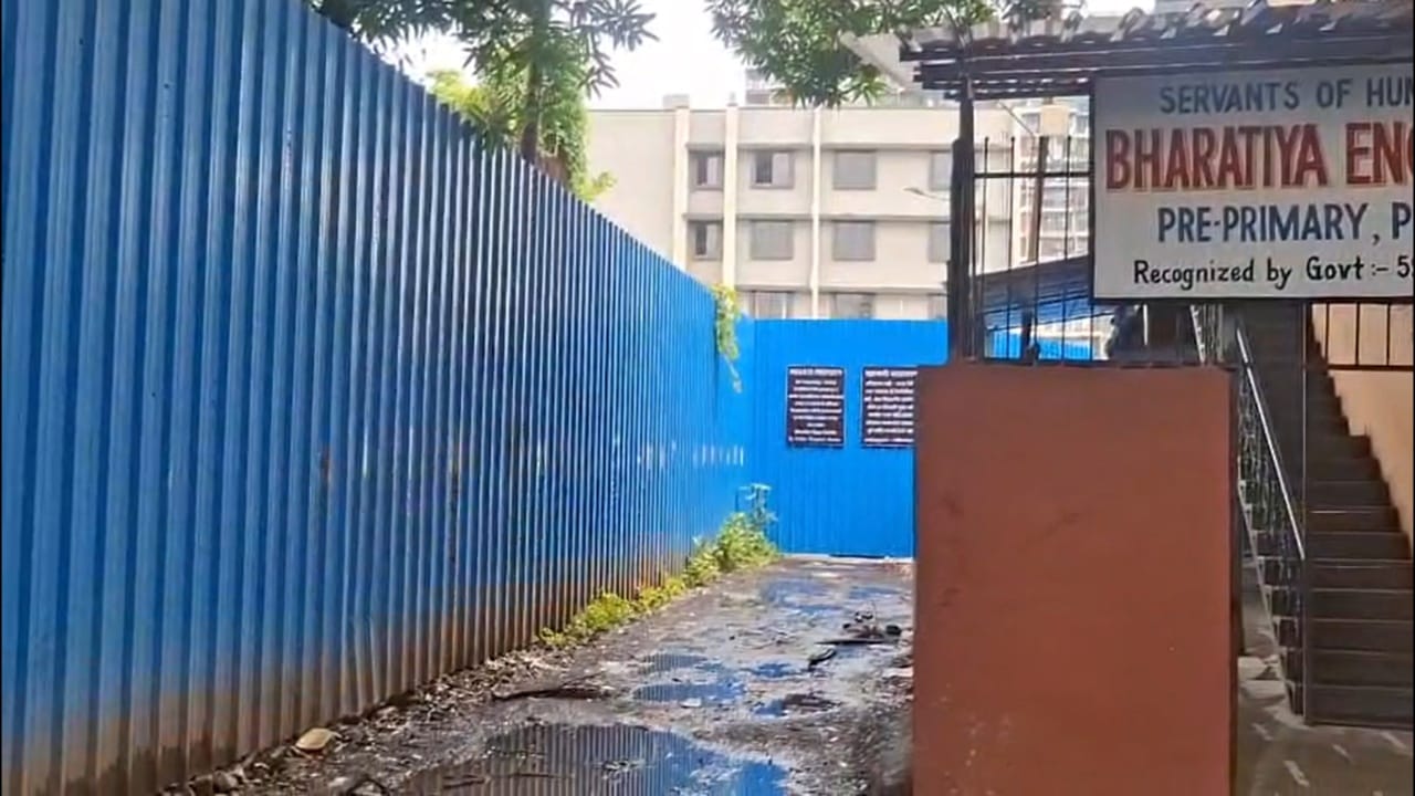 कल्याण पश्चिमेकडील गौरीपाडा परिसरातील साईबाबा मंदिर ते भारतीय इंग्लिश स्कूल मार्गावर चिखल आणि अस्वच्छतेमुळे दोन शाळांमधील सुमारे ११०० विद्यार्थ्यांना दररोज मोठ्या अडचणींचा सामना करावा लागत आहे.