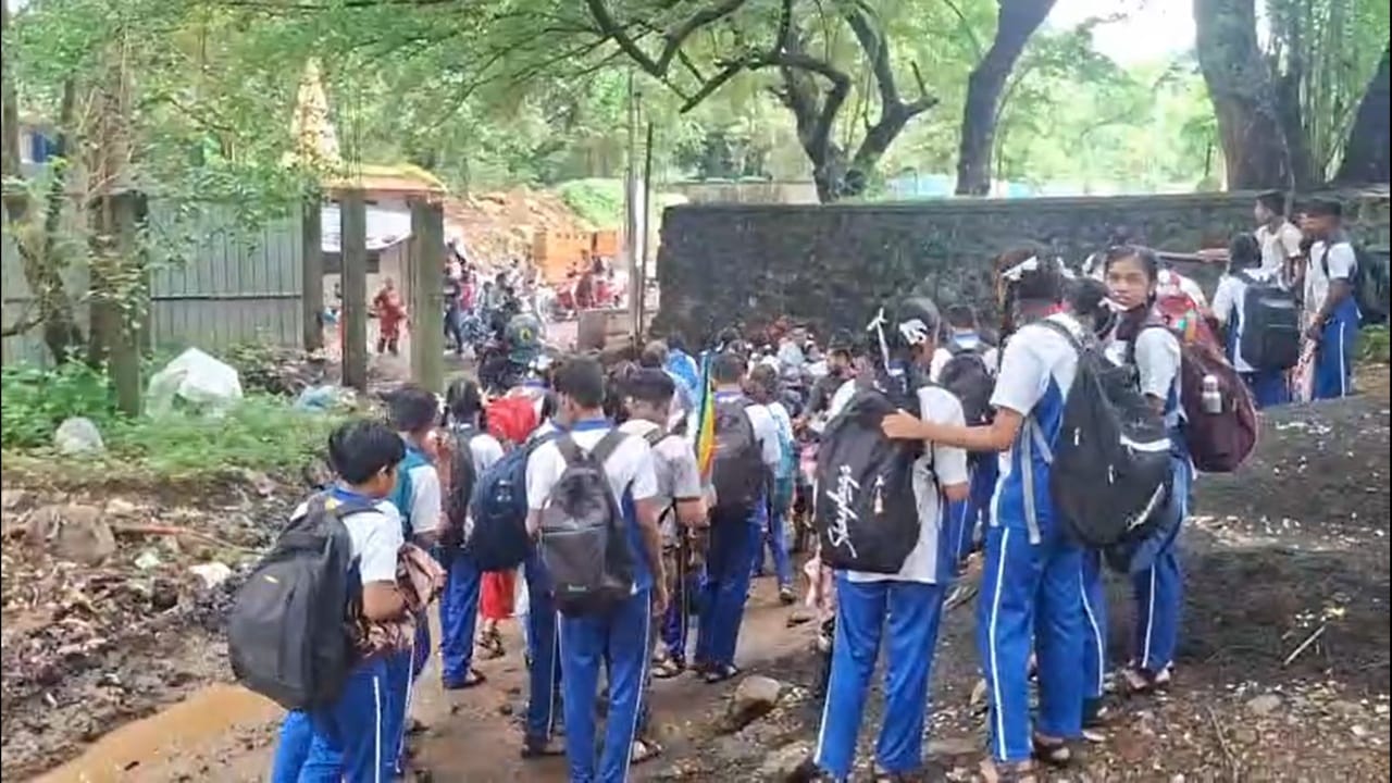 या रस्त्यावरील बिकट परिस्थितीमुळे विद्यार्थी आणि पालकांना प्रचंड मनस्ताप सहन करावा लागत आहे. यामुळे संतप्त पालकांनी तातडीने रस्त्याची दुरुस्ती करावी, अशी मागणी केली आहे. अन्यथा तीव्र आंदोलन करु असा इशारा देण्यात आला आहे.