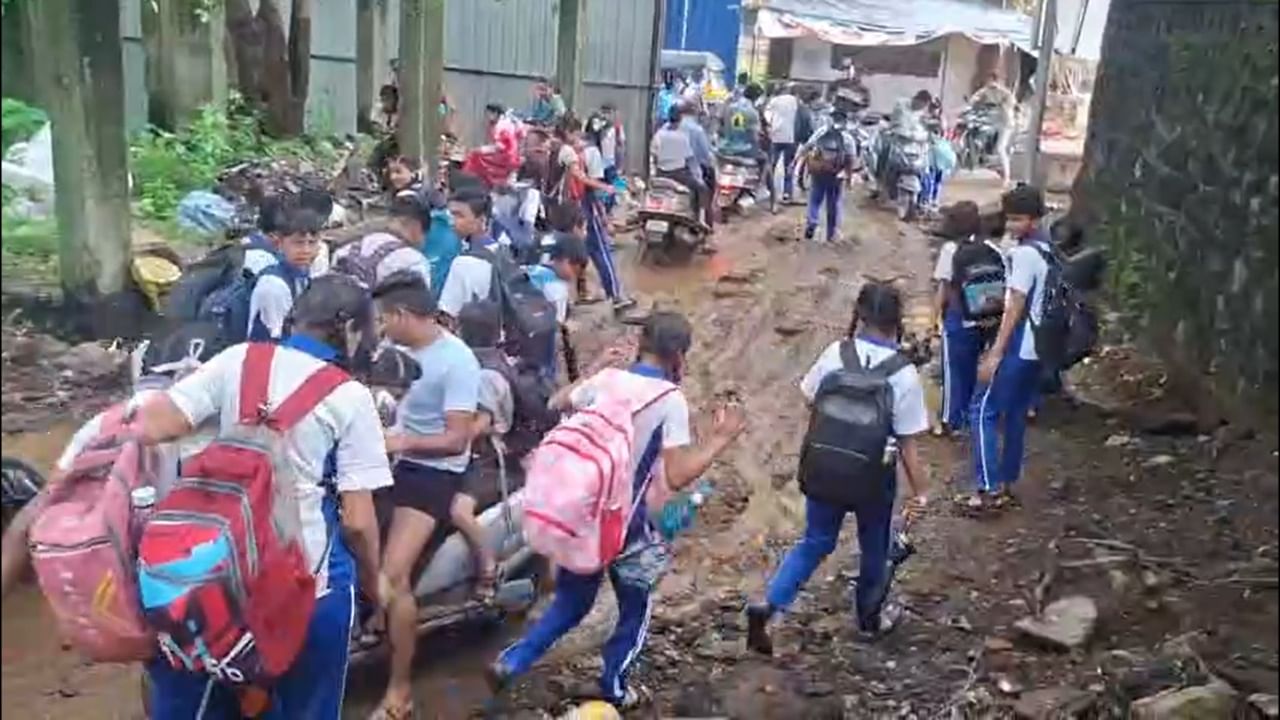 या समस्येबाबत भारतीय इंग्लिश स्कूलचे प्राचार्य प्रभाकर जाधव यांनी दिलेल्या माहितीनुसार, हा रस्ता एका खासगी जमिनीतून जातो. रस्त्याच्या या दुरावस्थेमुळे पालक संतप्त झाले आहेत.