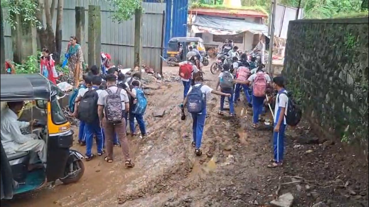 विद्यार्थ्यांच्या सुरक्षिततेसाठी आणि सोयीसाठी या रस्त्याची तातडीने डागडुजी करणे आवश्यक आहे. जर लवकरात लवकर यावर उपाययोजना केली नाही, तर तीव्र आंदोलन करु, असा पवित्रा पालकांनी घेतला आहे.