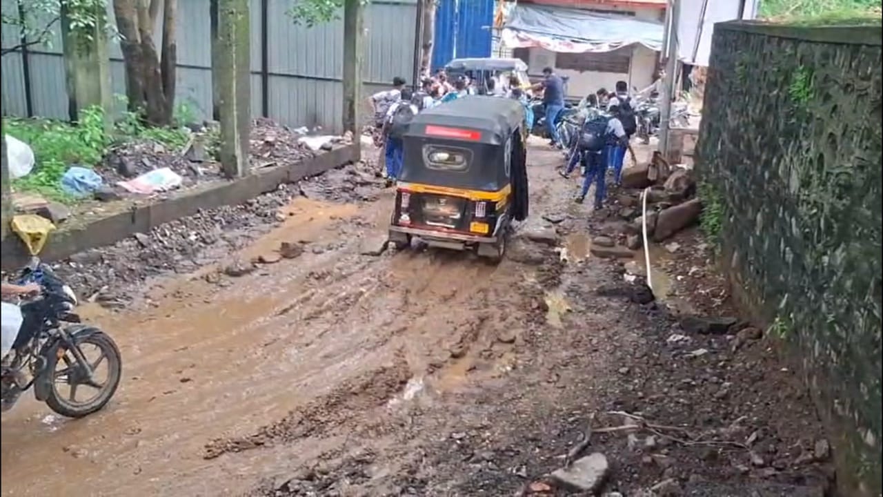 सध्या या परिसरात एका बिल्डरकडून बिल्डींगचे बांधकाम सुरू आहे. त्यामुळे सतत जेसीबी मशीनची ये-जा सुरु असते. त्यामुळे या रस्त्याची स्थिती आणखी खराब होत चालली आहे.